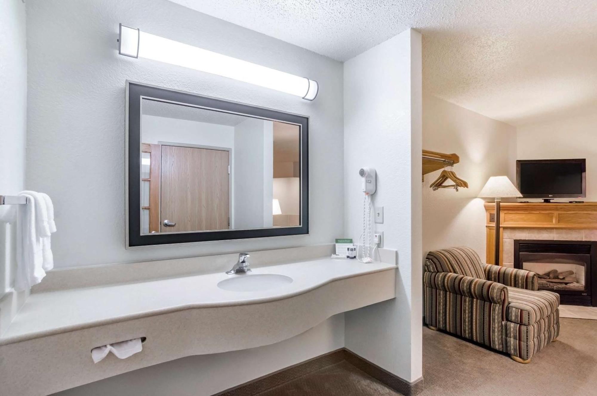 Rodeway Inn Hesston Dış mekan fotoğraf