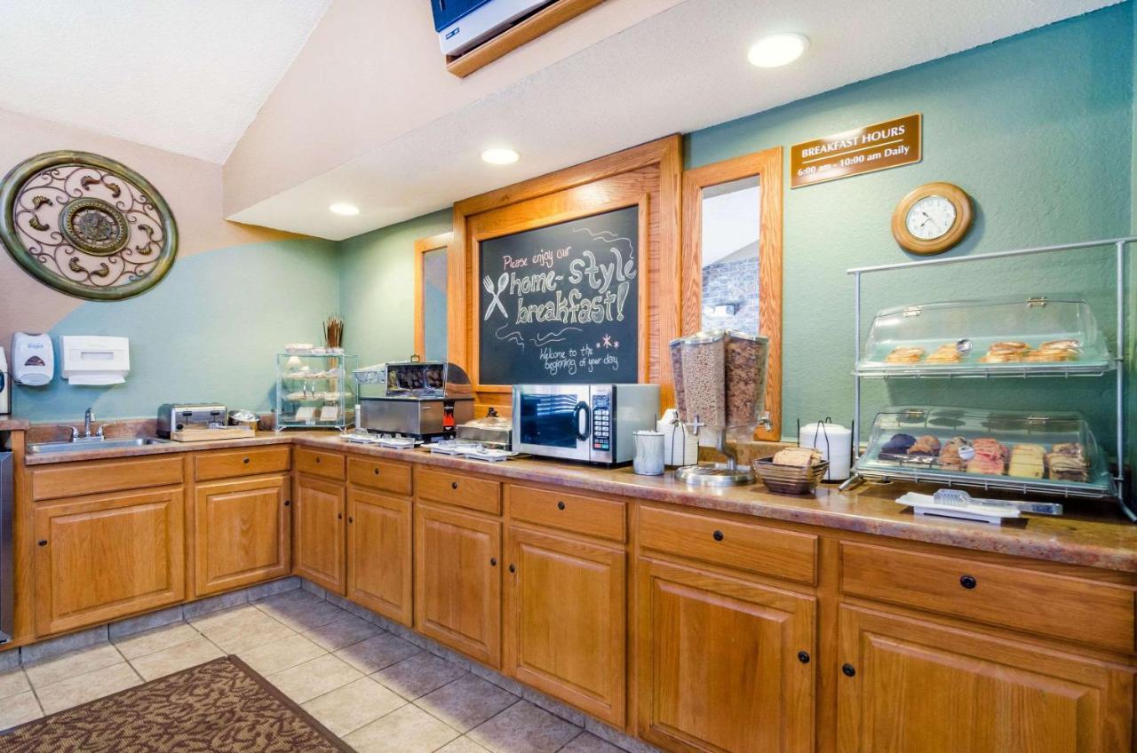 Rodeway Inn Hesston Dış mekan fotoğraf